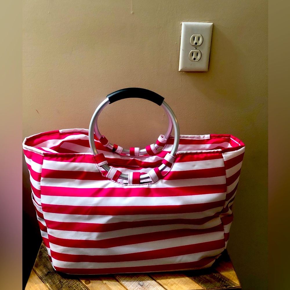 COPY - Unbranded insulated picnic/beach bag in pink and white stripes